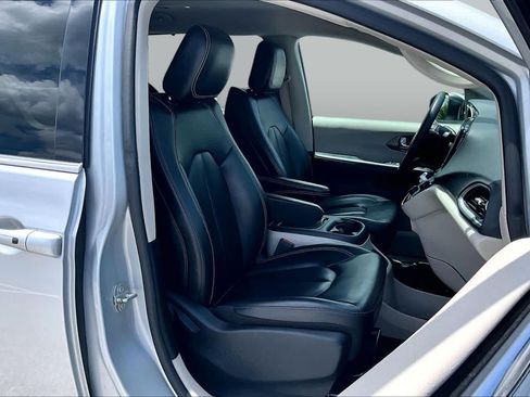 Used 2023 Chrysler Pacifica Touring-L FWD image 9