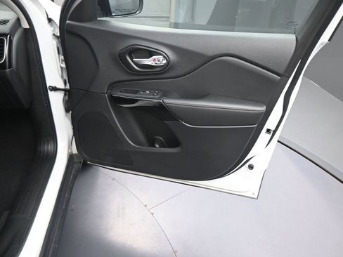 Used 2023 Jeep Cherokee Altitude Lux image 40