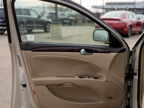 Used 2011 Buick Lucerne CXL image 30