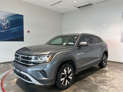 Used 2022 Volkswagen Atlas Cross Sport SE image 2