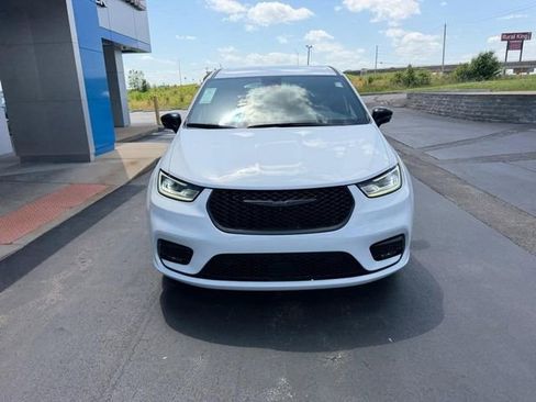 Used 2024 Chrysler Pacifica Limited FWD image 3