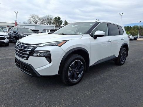 Used 2024 Nissan Rogue SV image 3