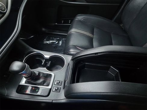 Used 2019 Toyota Highlander SE w/ Protection Package #3 image 24