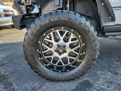 Used 2017 Jeep Wrangler Unlimited Rubicon w/ Connectivity Group image 24