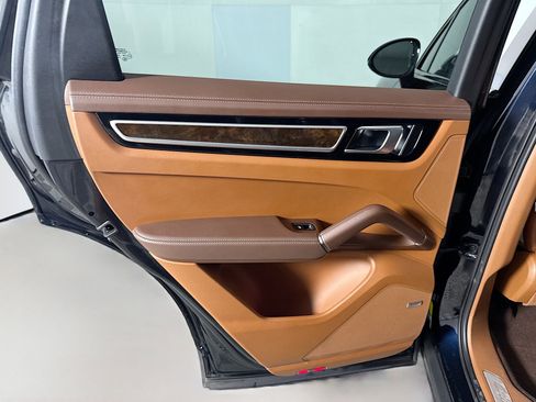 Used 2023 Porsche Cayenne image 25