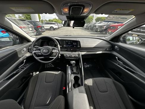 Used 2023 Hyundai Elantra SE FWD image 3