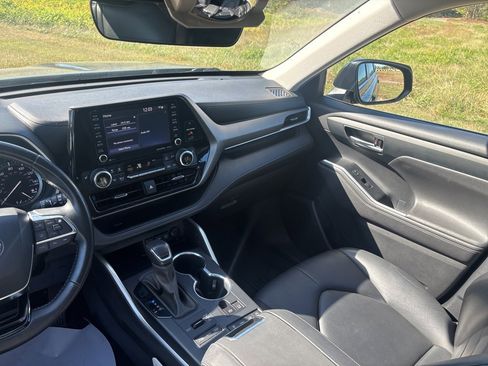 Used 2020 Toyota Highlander XLE image 44