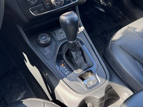 Used 2019 Jeep Cherokee Limited image 16