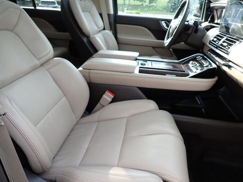 Certified 2024 Lincoln Navigator Premiere image 11