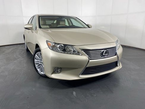 Used 2014 Lexus ES 350 w/ Luxury Package FWD image 4
