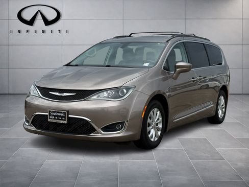 Used 2017 Chrysler Pacifica Touring-L FWD image 1