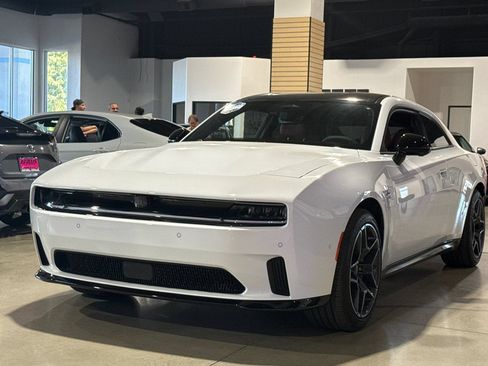 Used 2024 Dodge Charger Daytona R/T w/ Plus Group AWD/4WD image 9