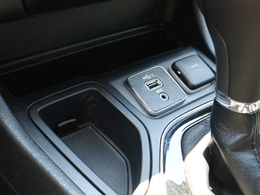 Used 2020 Jeep Cherokee Limited FWD image 38