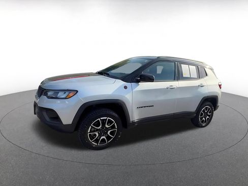 Used 2025 Jeep Compass Trailhawk AWD/4WD image 8