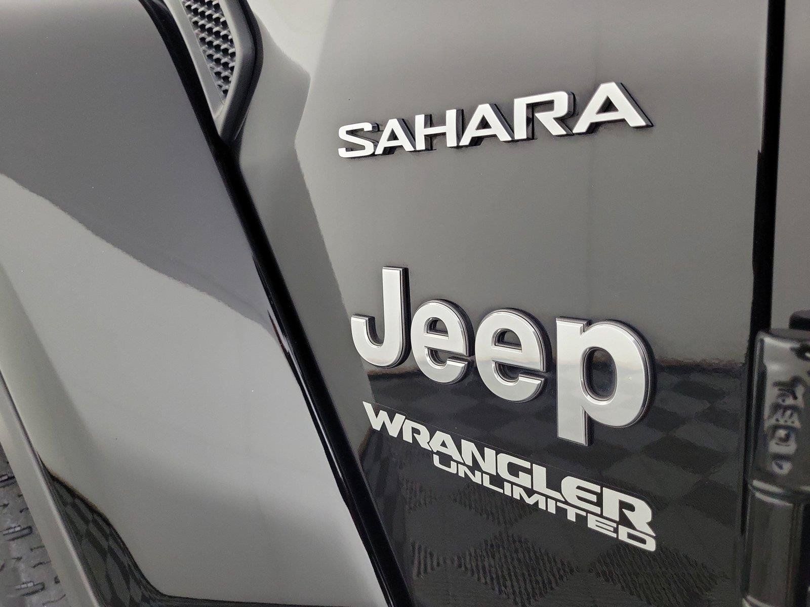 Used 2018 Jeep Wrangler Unlimited Sahara w/ Dual Top Group AWD/4WD image 9