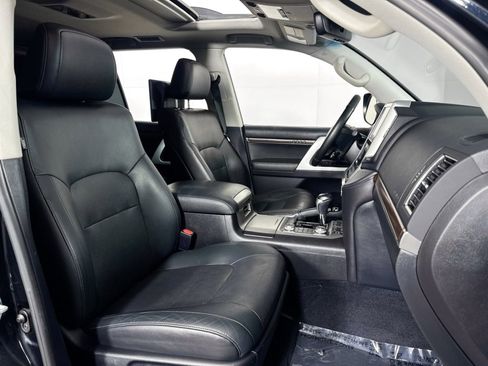 Used 2017 Toyota Land Cruiser image 38