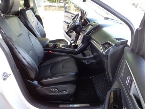 Used 2018 Ford Edge Titanium w/ Equipment Group 301A AWD/4WD image 16