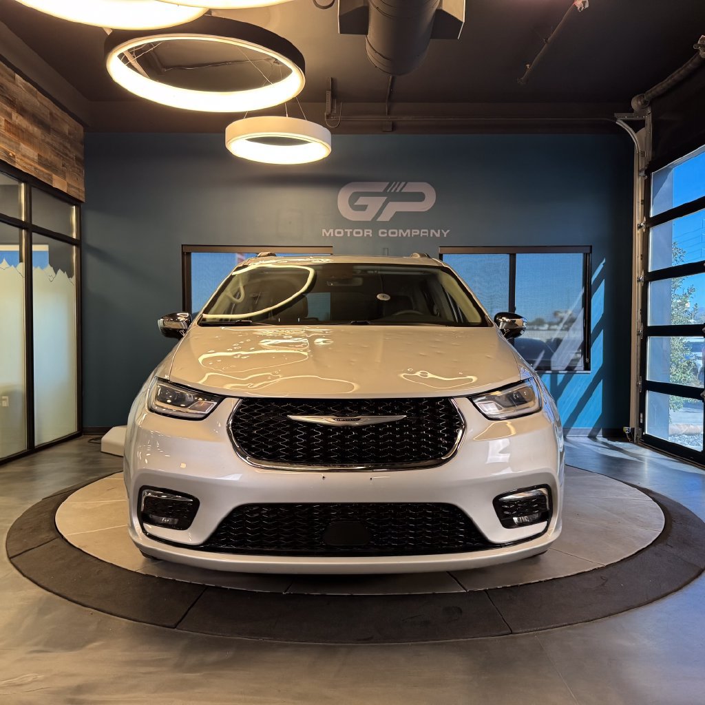Used 2023 Chrysler Pacifica Limited FWD image 8