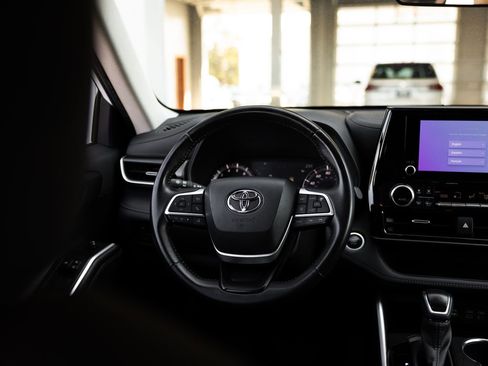 Used 2024 Toyota Highlander LE AWD/4WD image 13