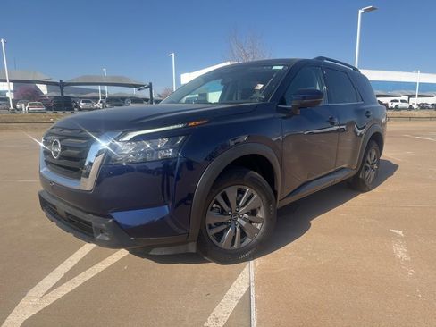 Used 2025 Nissan Pathfinder SV image 1