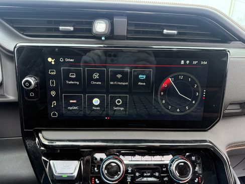 Used 2024 GMC Sierra 2500 AT4 w/ Technology Package image 25