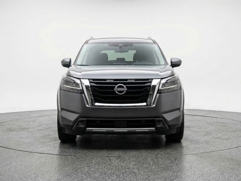 Used 2025 Nissan Pathfinder SV image 2