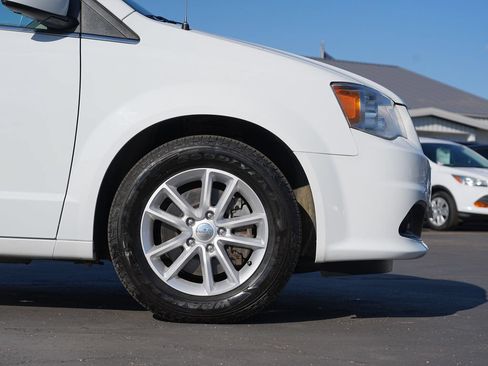 Used 2020 Dodge Grand Caravan SXT w/ Rear Park Assist Package FWD image 11