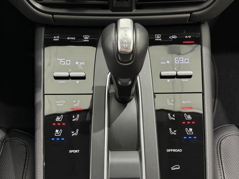Certified 2025 Porsche Macan AWD/4WD image 38