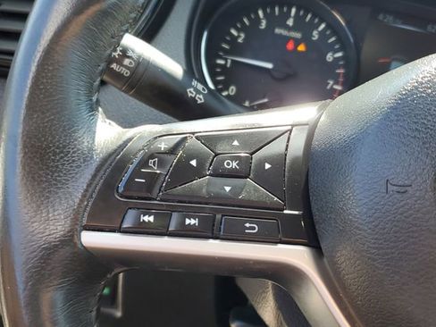 Used 2017 Nissan Rogue SV FWD image 13