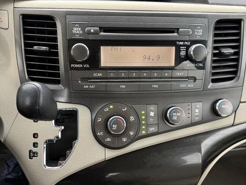 Used 2014 Toyota Sienna L FWD image 16