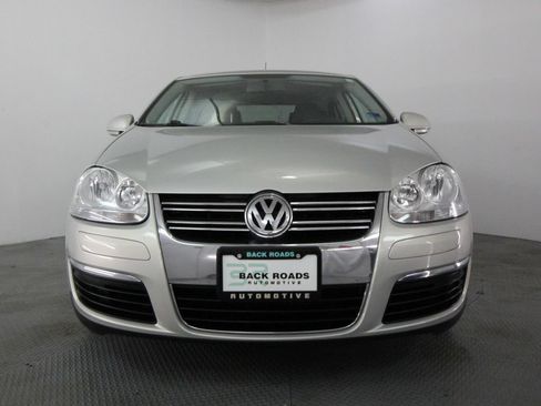 Used 2010 Volkswagen Jetta Limited Edition FWD image 2