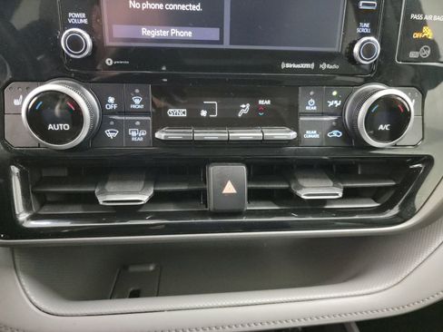 Used 2020 Toyota Highlander XLE AWD/4WD image 21