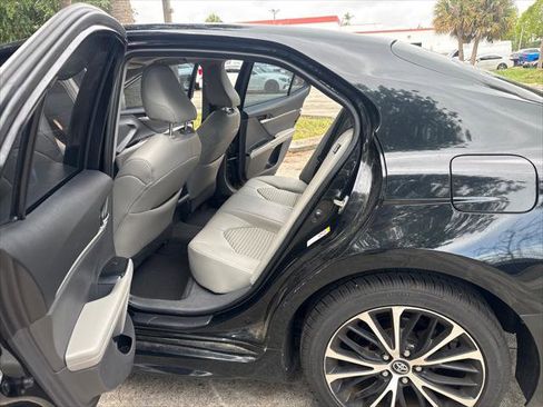 Used 2018 Toyota Camry SE w/ Moonroof Package image 18