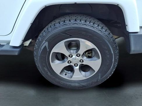 Used 2018 Jeep Wrangler Unlimited Sahara w/ Connectivity Group AWD/4WD image 14