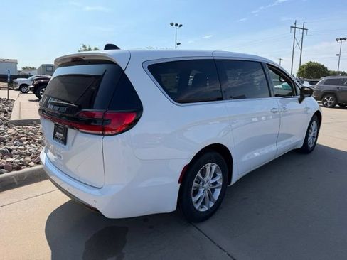 New 2027 Chrysler Pacifica Select FWD image 6
