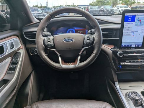 Used 2024 Ford Explorer King Ranch w/ Technology Package RWD image 16