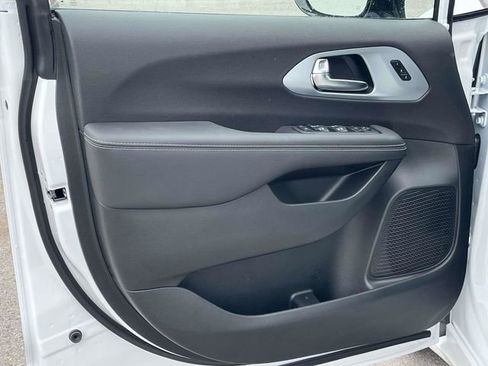 New 2026 Chrysler Pacifica Limited image 12