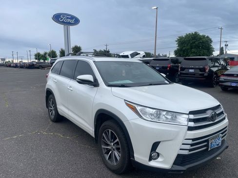 Used 2017 Toyota Highlander XLE AWD/4WD image 3