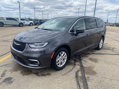 Used 2023 Chrysler Pacifica Touring-L FWD image 5