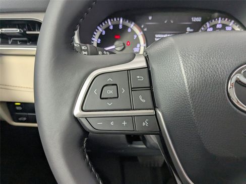Used 2025 Toyota Highlander XLE FWD image 15