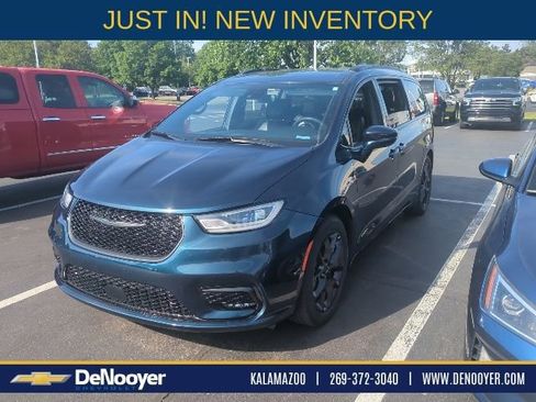Used 2022 Chrysler Pacifica Touring-L w/ S Appearance Package FWD image 1