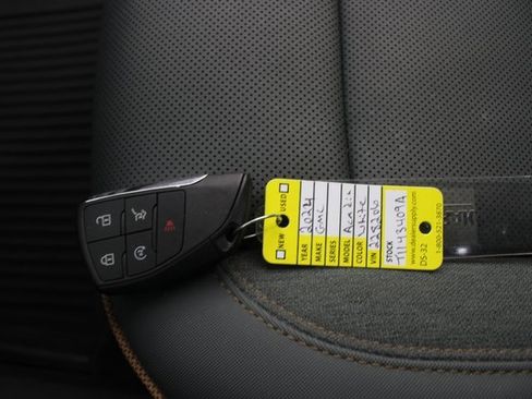 Used 2024 GMC Acadia AT4 w/ Luxury Package image 8