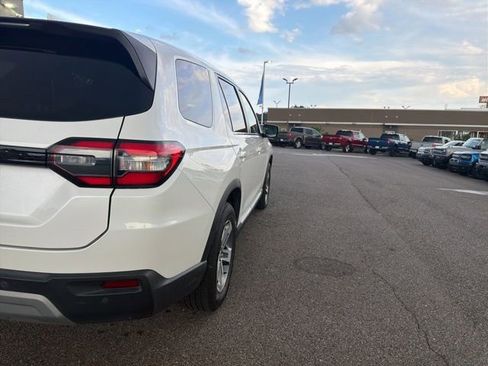 Used 2025 Honda Pilot EX-L image 3