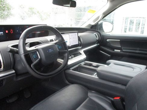 Used 2025 Ford Expedition Max Platinum AWD/4WD image 9