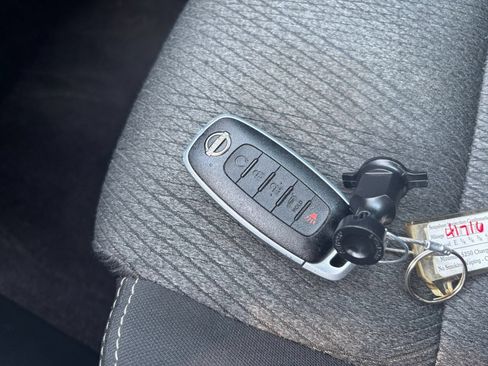 Used 2025 Nissan Rogue SV AWD/4WD image 21