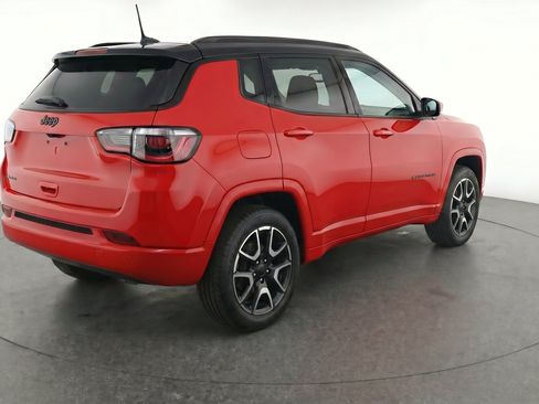 Used 2025 Jeep Compass Trailhawk AWD/4WD image 9
