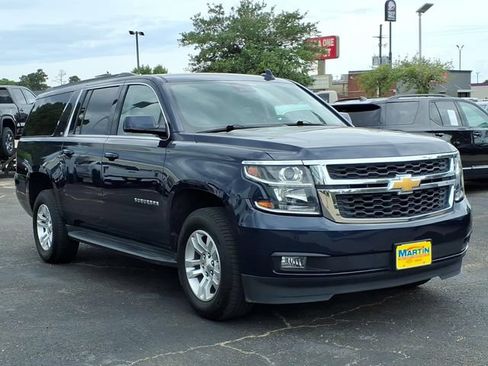 Used 2020 Chevrolet Suburban LT w/ Luxury Package RWD image 3