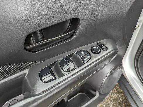 Used 2020 Nissan Kicks S image 12