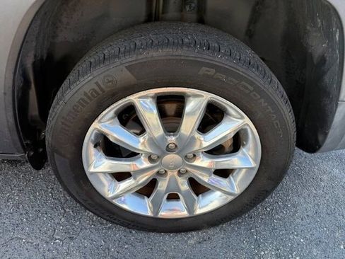Used 2017 Jeep Cherokee Limited w/ Luxury Group FWD image 8
