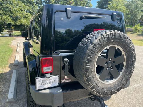 Used 2012 Jeep Wrangler Unlimited Sahara image 12